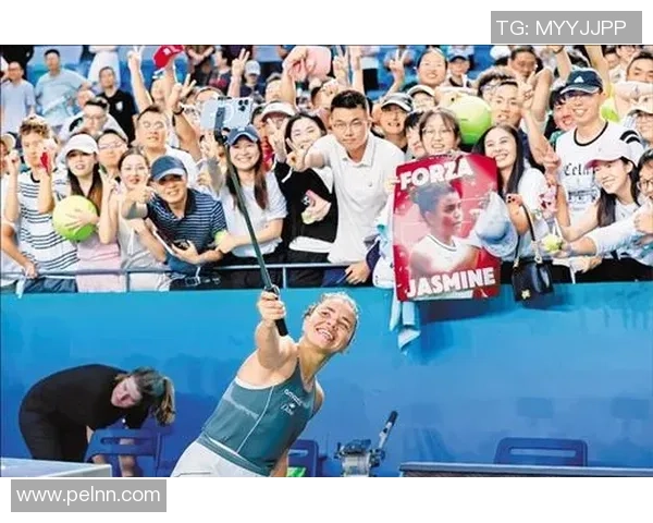 足球明星与球迷亲密合影瞬间记录梦想与激情的美好时刻